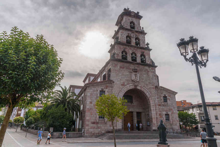 Principado de Asturias 007 - Cangas de Onís - iglesia parroquial de Santa María.jpg